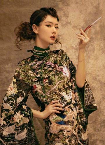 可塑性 女星穿旗袍只服戚薇,别人都是温柔端庄,她却单手拿烟与众不同