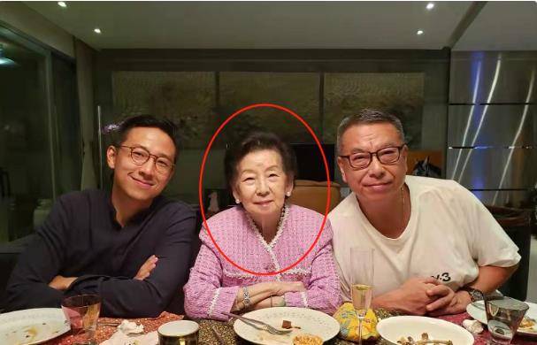 灵堂|霍启刚独自出席阔太葬礼，现场名人云集，不输自家奶奶的规模