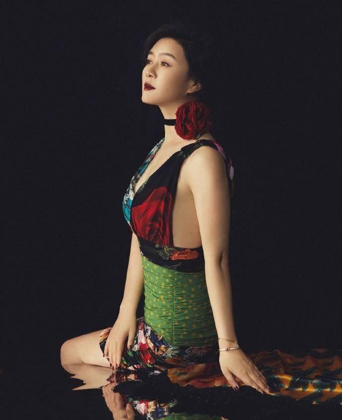 服装 田海蓉复古摩登幻影造型尽显优雅端庄