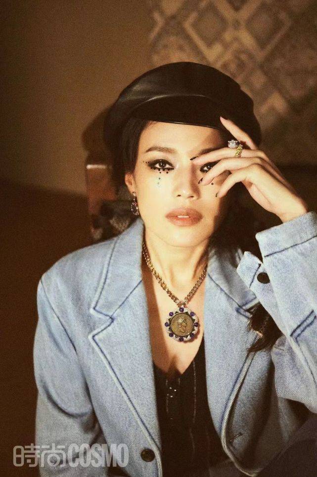 内衣 舒淇真是媚到骨子里！新大片内衣镶铆钉外穿配衬衫，眼妆更是大胆