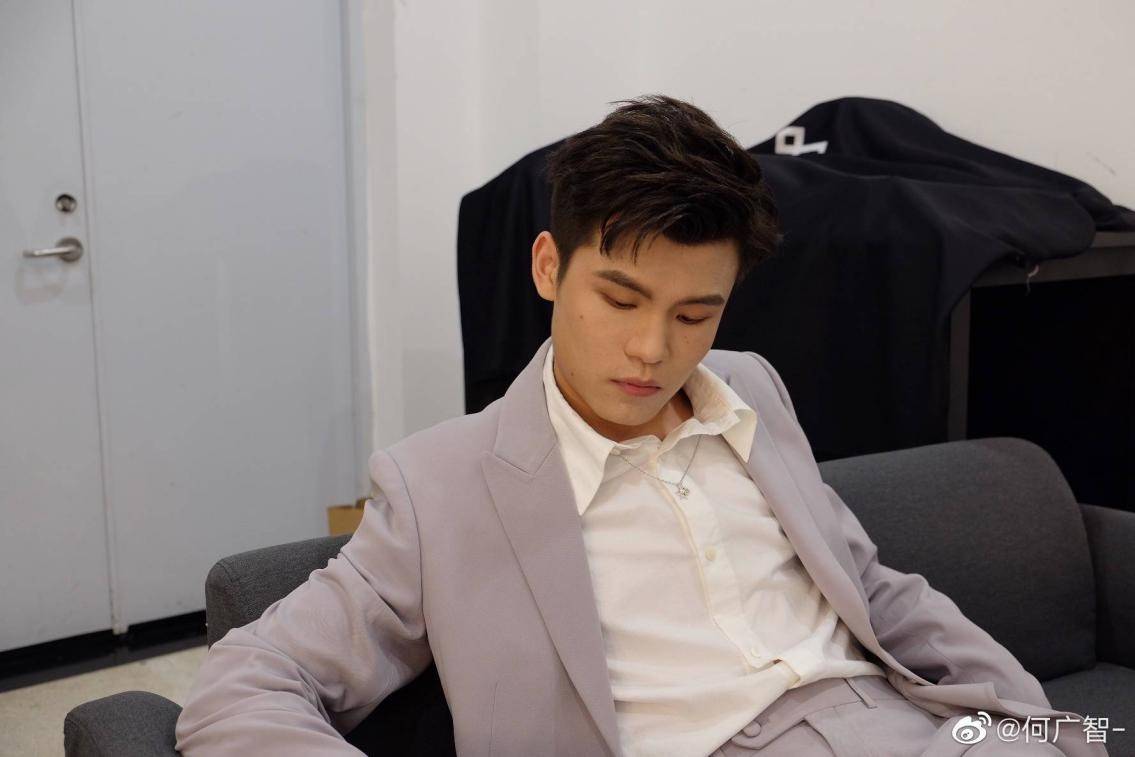 星之|脱口秀界“周杰伦”何广智空降虎牙，直播内容竟是和美女下棋