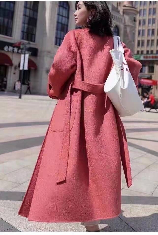 感觉 丢掉你的驼色卡其大衣吧,这些亮色大衣更强势吸睛,高级又不俗气