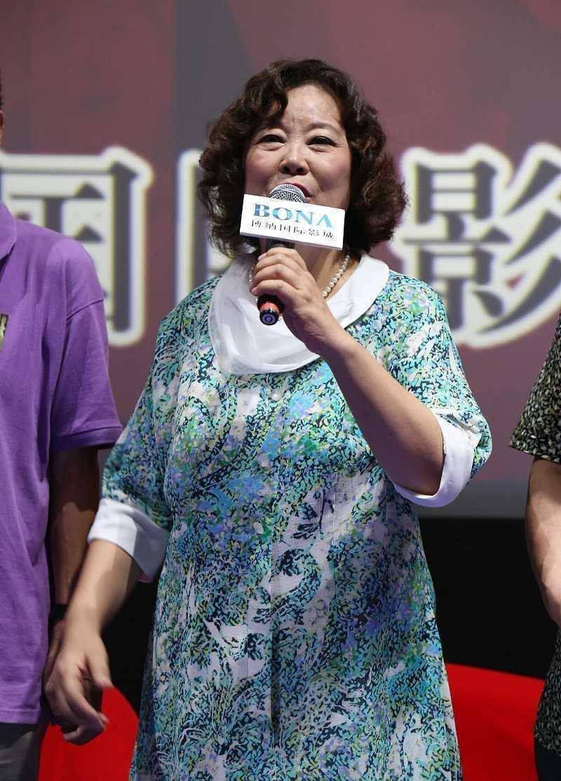 建议 女人过了50岁建议穿长裙，优雅与高级并存，方青卓奶奶也在穿