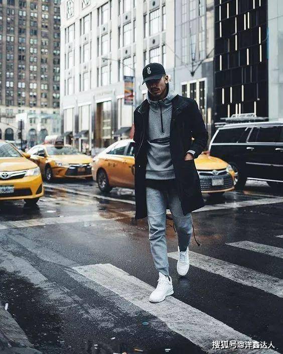 艳蓝色 穿运动裤外套应该怎么选？搭配这4种款式风格，造型百搭时髦