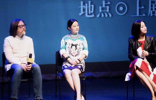 高跟鞋 郝蕾真富态!一身穿红色旗袍够勾勒出凹凸曲线,身材丰满得刚刚好