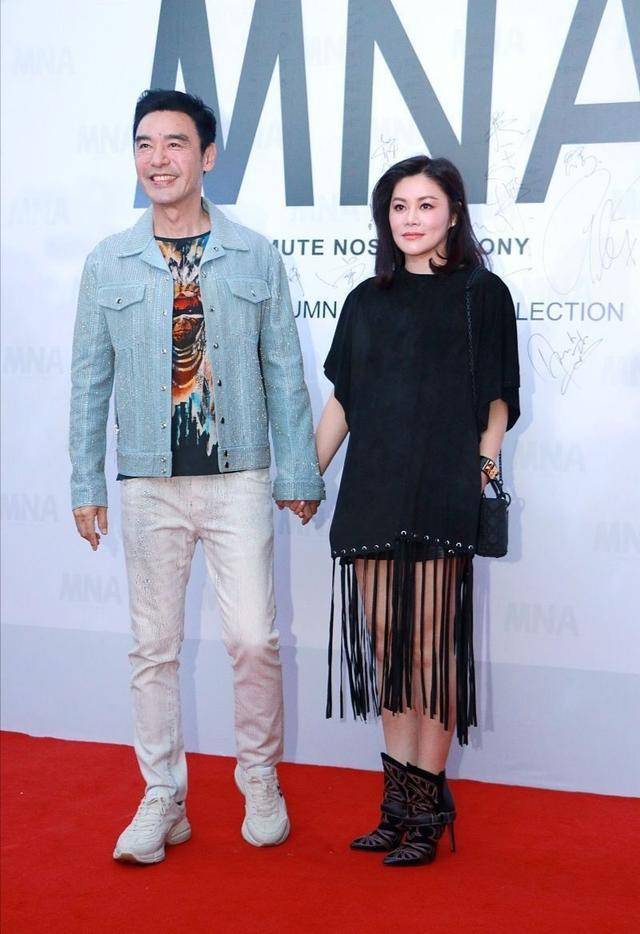 流苏 钟镇涛与老婆同框！穿蓝色外套帅气减龄，看不出与老婆相差13岁