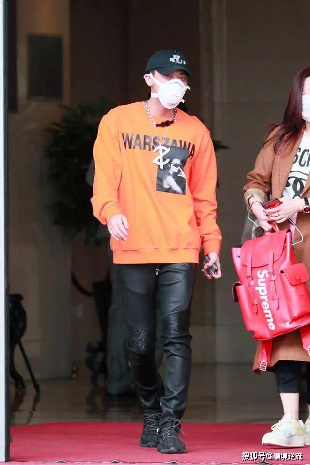 卫衣 爱豆帅气复工造型,鹿晗打造嘻哈风,黄子韬穿皮裤展露完美身材