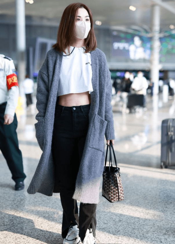 蔡卓妍 蔡卓妍真懂时尚！用奶奶开衫搭娃娃衫，风格看似迥异却意外很好看