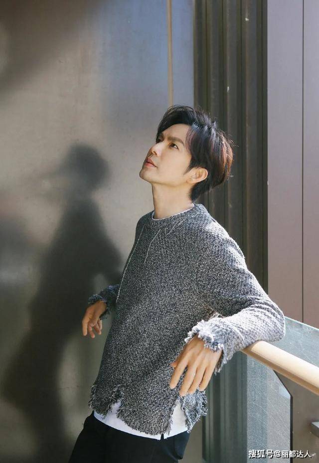 黑色 45岁钟汉良和24岁郭麒麟,看起来像同龄人,看看不老男神怎样穿的