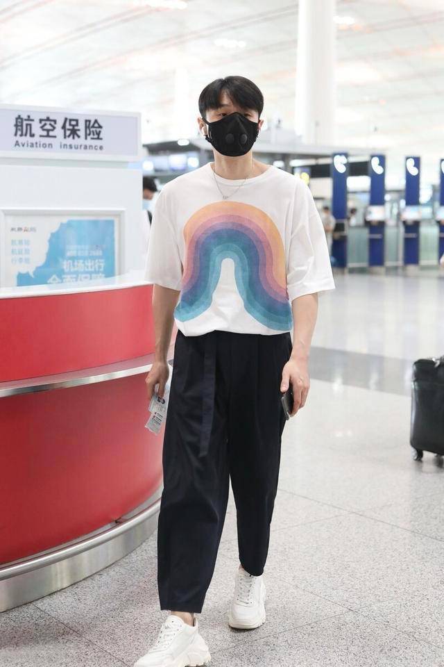 设计 李荣浩夏日清爽造型，短裤+拖鞋舒适个性，简洁单品穿出时髦感