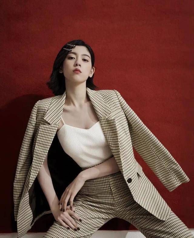 一个女生都会心动的女人 三吉彩花 窄腰翘臀 不愧是周董mv女主 身材