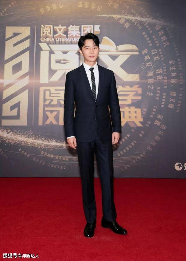 运动鞋 34岁黄轩开启巴黎看秀之旅，飞行夹克+运动鞋，造型实用时髦