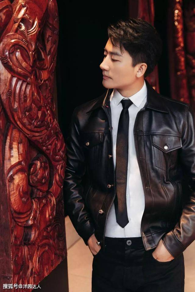 运动鞋 34岁黄轩开启巴黎看秀之旅，飞行夹克+运动鞋，造型实用时髦