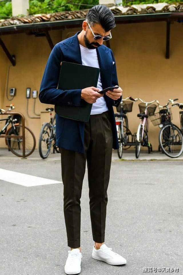 西裤 穿西裤一直搭配皮鞋?风格太单调了,换运动鞋试试,造型时髦出众