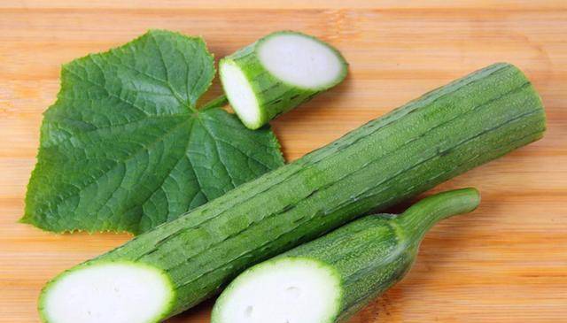 蔬菜|夏天，我家丝瓜从不炒着吃，加1勺面粉2个鸡蛋，出锅比肉还受欢迎