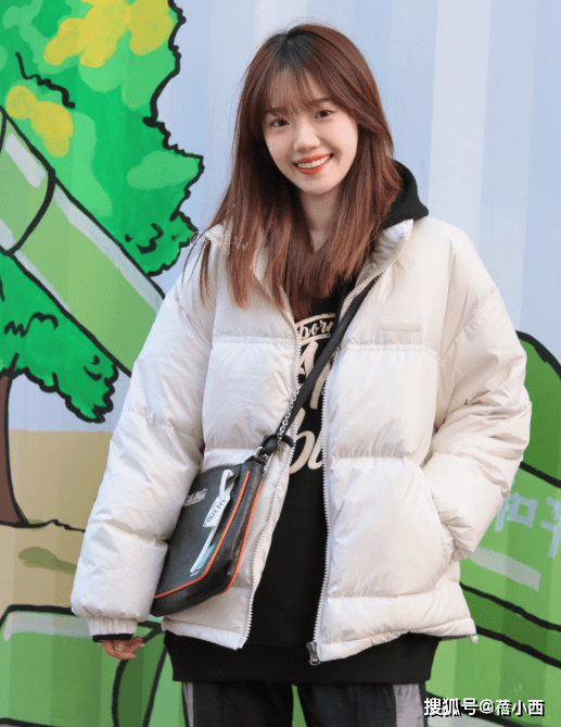 小白 “羽绒服+牛仔裤”=秋冬洋气搭配,兼具时髦和保暖,太高级了!