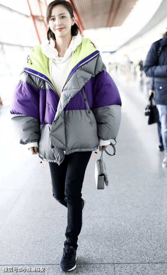 显得 羽绒服这样穿遮肉显腿长！衣品好的女人必知3个搭配技巧