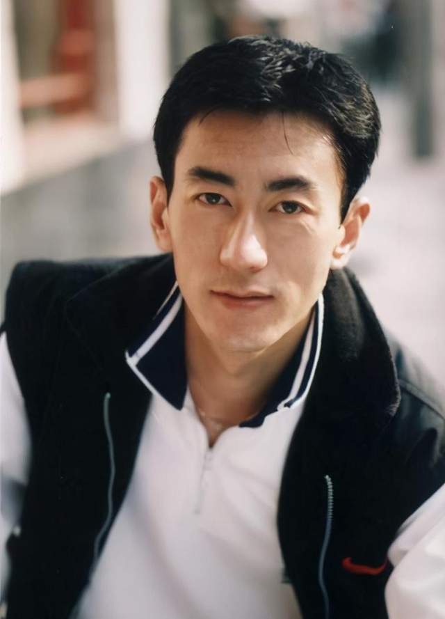 他1972年出生于内蒙古自治区阿拉善盟,大学毕业后先是进入银川电视台