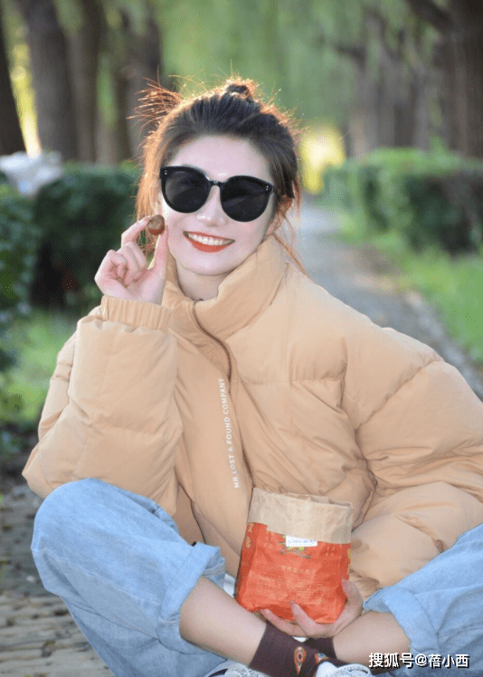 小白 “羽绒服+牛仔裤”=秋冬洋气搭配,兼具时髦和保暖,太高级了!