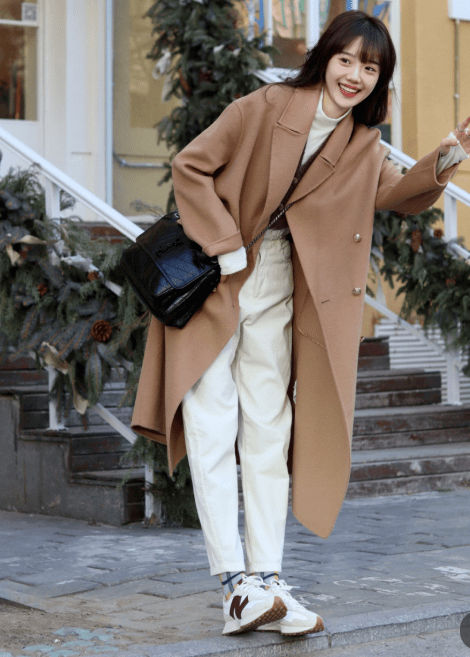 一身 别再穿一身黑了，今年流行的“棕色大衣”，是真好看，漂亮大气！