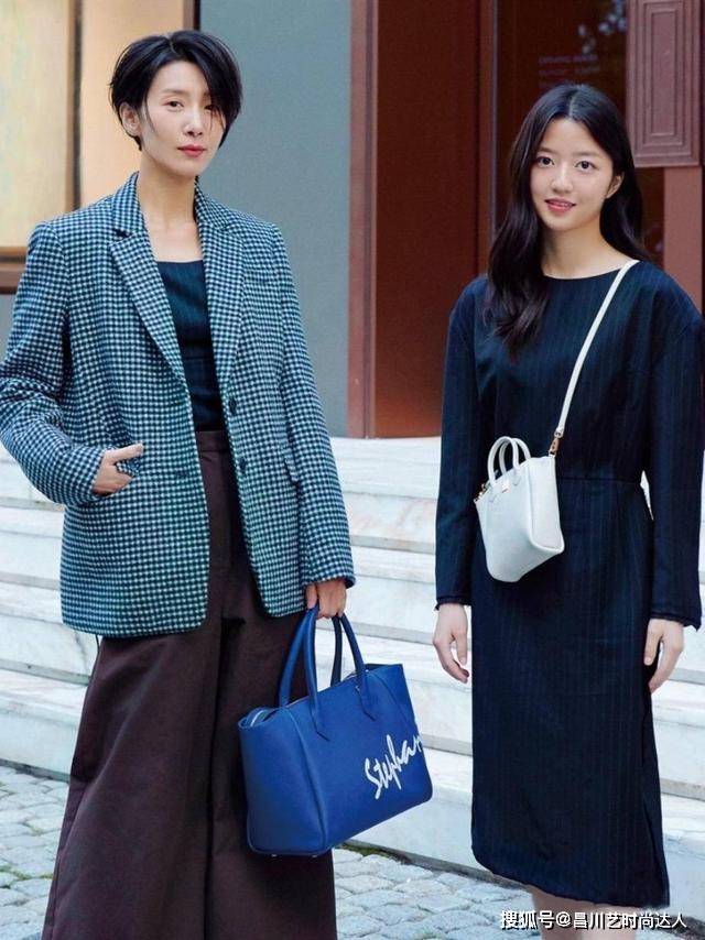 行走 这位韩国阿姨太会穿，47岁的简约穿搭，堪称行走的时尚典范