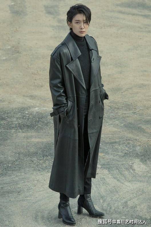 行走 这位韩国阿姨太会穿,47岁的简约穿搭,堪称行走的时尚典范