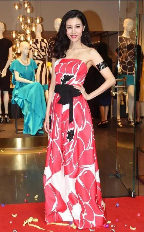 玲珑 50岁李嘉欣气质让人惊艳，穿黑色半透纱裙秀玲珑曲线，优雅又高级！