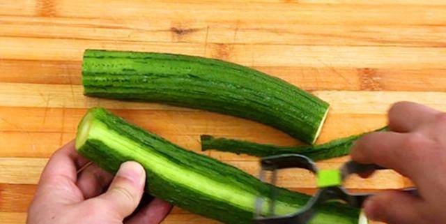 蔬菜|夏天，我家丝瓜从不炒着吃，加1勺面粉2个鸡蛋，出锅比肉还受欢迎