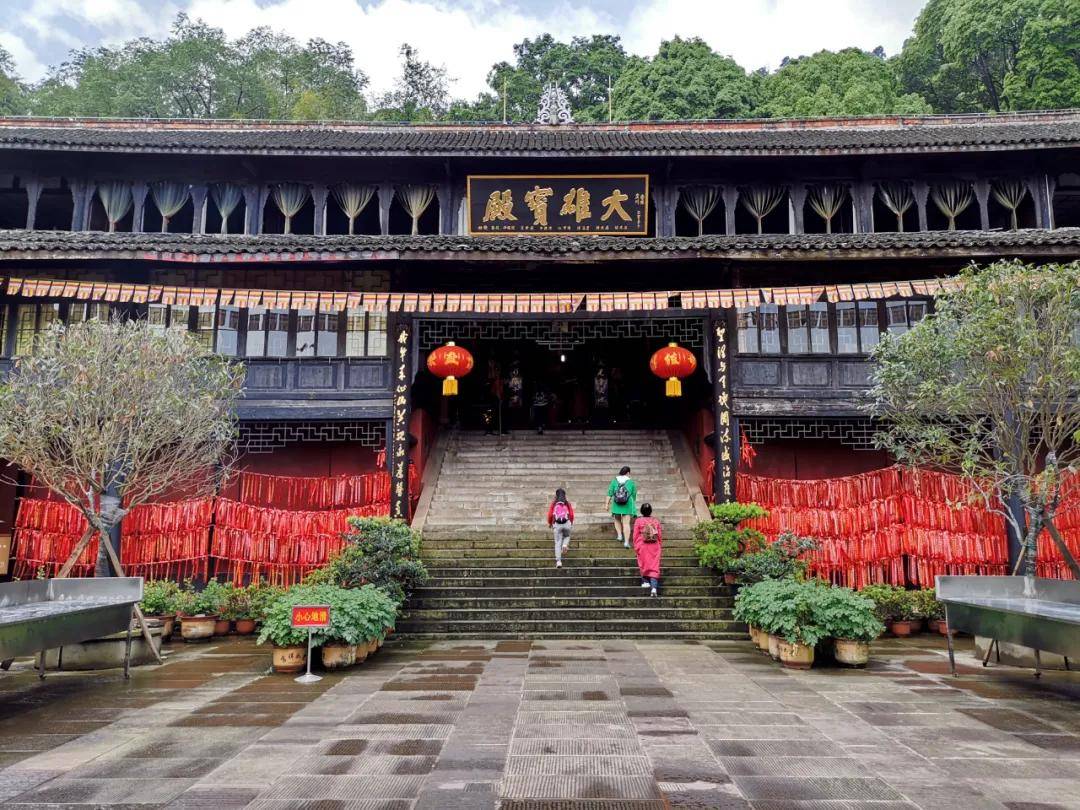 峨眉山伏虎寺(蓬州閒士 攝)在著名的峨眉金頂,有一座相傳始建於東漢的