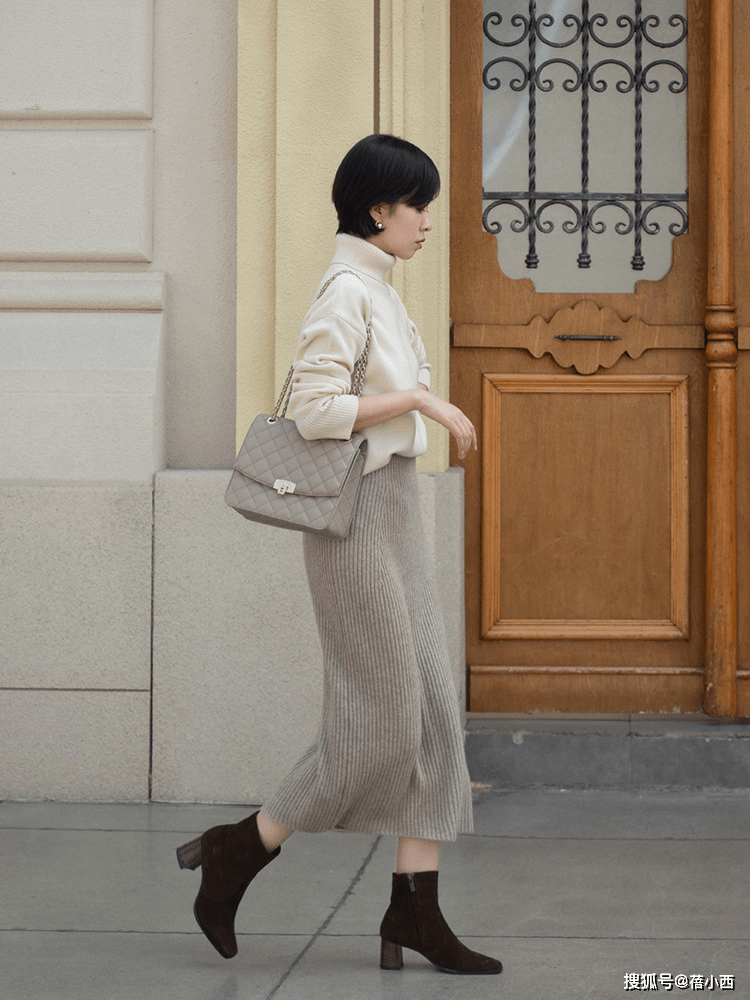 骨子里 女人无论年纪多大，冬季穿衣没灵感就选“针织衫”，优雅到骨子里