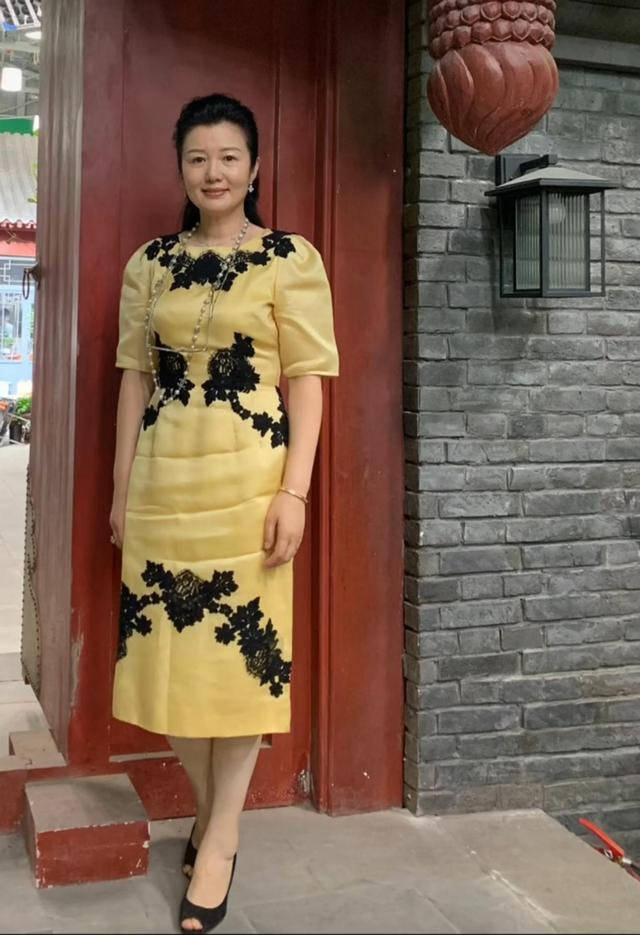 齐耳 郑卫莉真实不装，55岁身材发福有肚腩不掩饰，自然衰老也好漂亮！