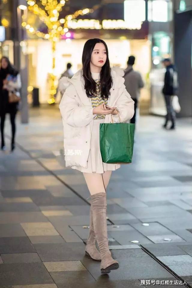 卫衣 棉服+牛仔裤，卫衣+阔腿裤，学生党这样穿，减龄还时髦