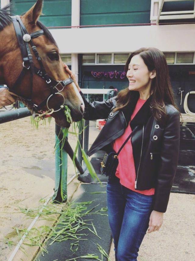 玲珑 50岁李嘉欣气质让人惊艳，穿黑色半透纱裙秀玲珑曲线，优雅又高级！