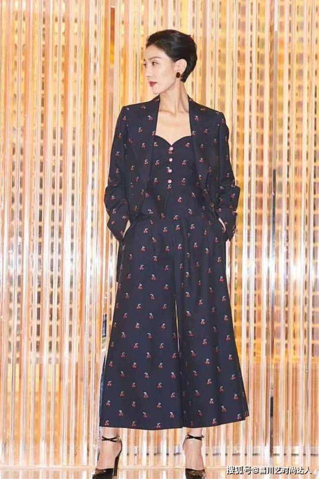 行走 这位韩国阿姨太会穿，47岁的简约穿搭，堪称行走的时尚典范