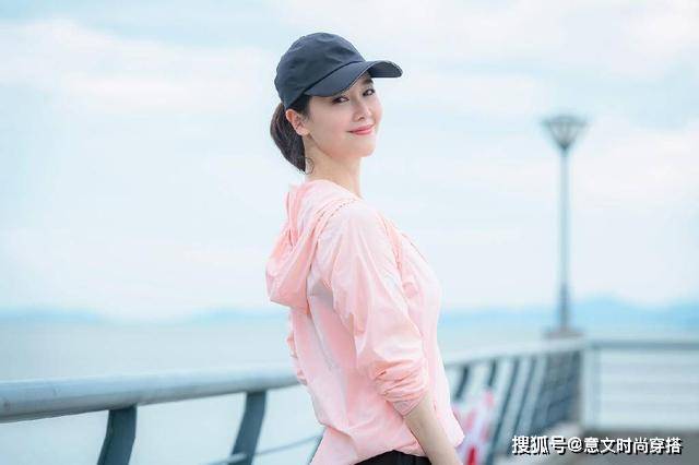 一身 左小青才是真女神!棉服套卫衣难掩气质,容貌身材不像43岁老阿姨