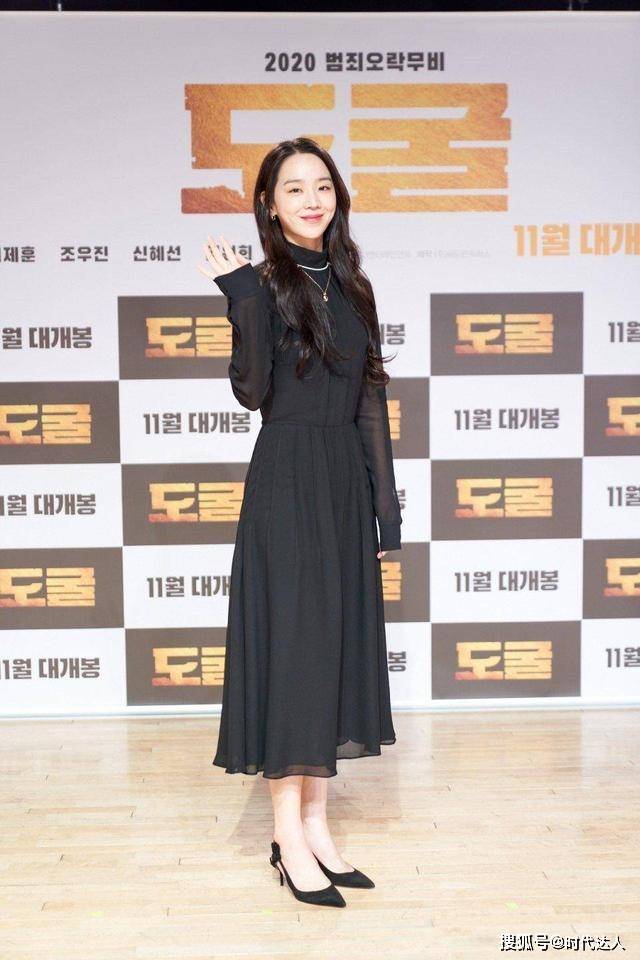 金正贤 申惠善果然是美人坯子,白色连衣裙配长卷发如仙女下凡,气质真绝