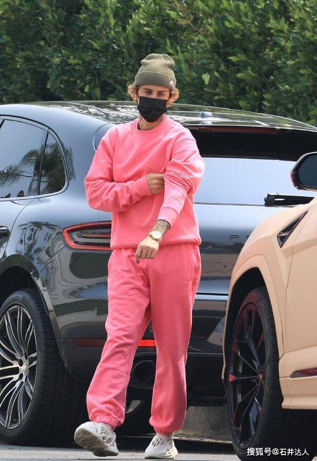 运动服 海莉亲自示范，如何利用3个简单技巧，把运动服穿出街头时尚感