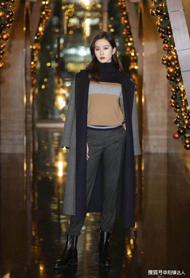 呢子 33岁刘诗诗戴贝雷帽太甜了，大衣加衬衫好减龄，说她23岁都嫌多