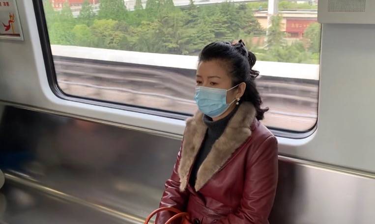 齐耳 郑卫莉真实不装，55岁身材发福有肚腩不掩饰，自然衰老也好漂亮！