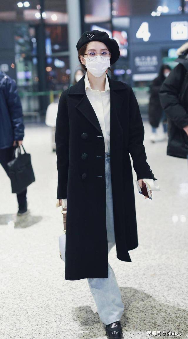 呢子 33岁刘诗诗戴贝雷帽太甜了，大衣加衬衫好减龄，说她23岁都嫌多