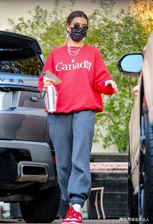 运动服 海莉亲自示范，如何利用3个简单技巧，把运动服穿出街头时尚感