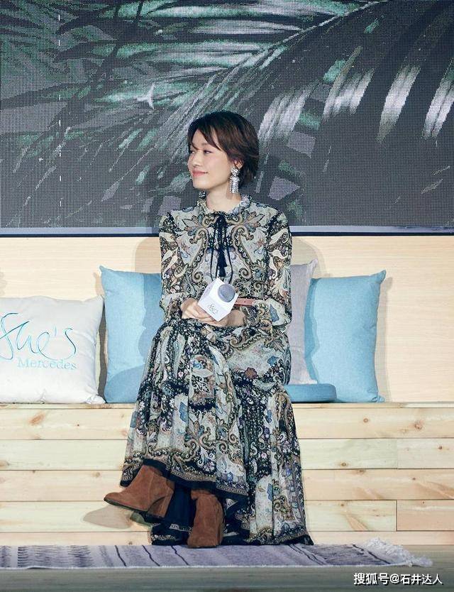 卫衣 马伊琍才是中年女性穿搭典范！连帽卫衣+牛仔裤，保暖时髦还减龄