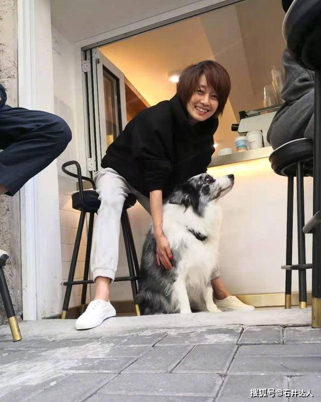 卫衣 马伊琍才是中年女性穿搭典范！连帽卫衣+牛仔裤，保暖时髦还减龄