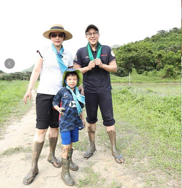 西装 郭晶晶首涂红唇穿西装出席活动，气质惊艳全场，曾说她土气太打脸