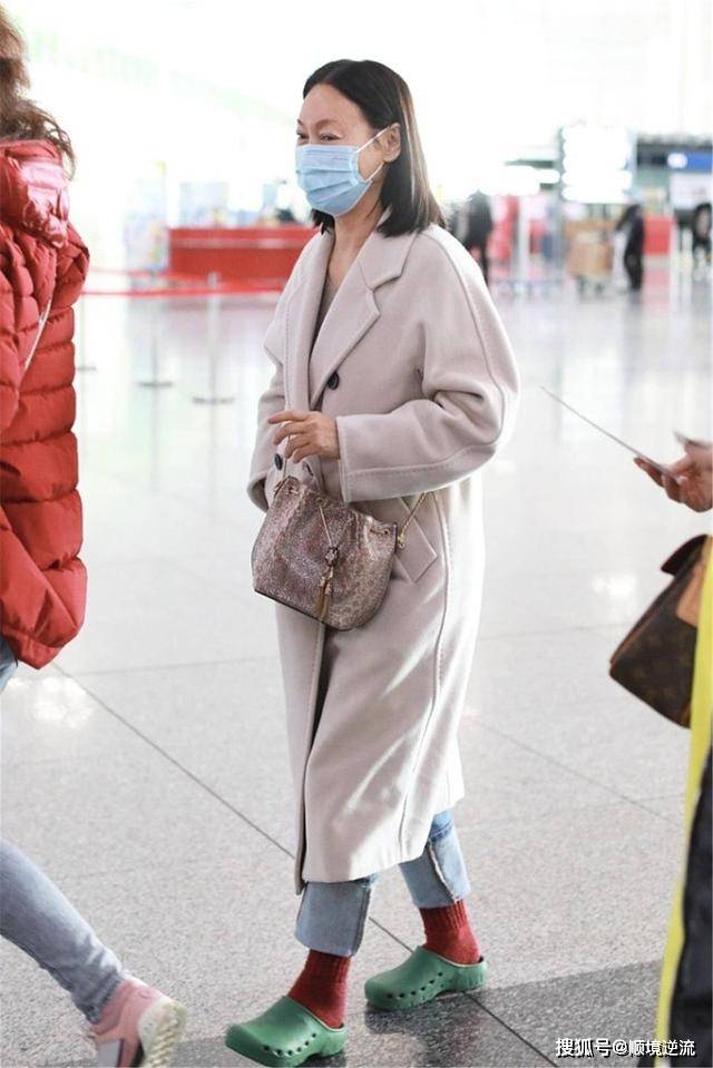 配饰 惠英红真有勇气，浅色大衣配洞洞拖鞋走机场，有哪个奶奶敢这么穿
