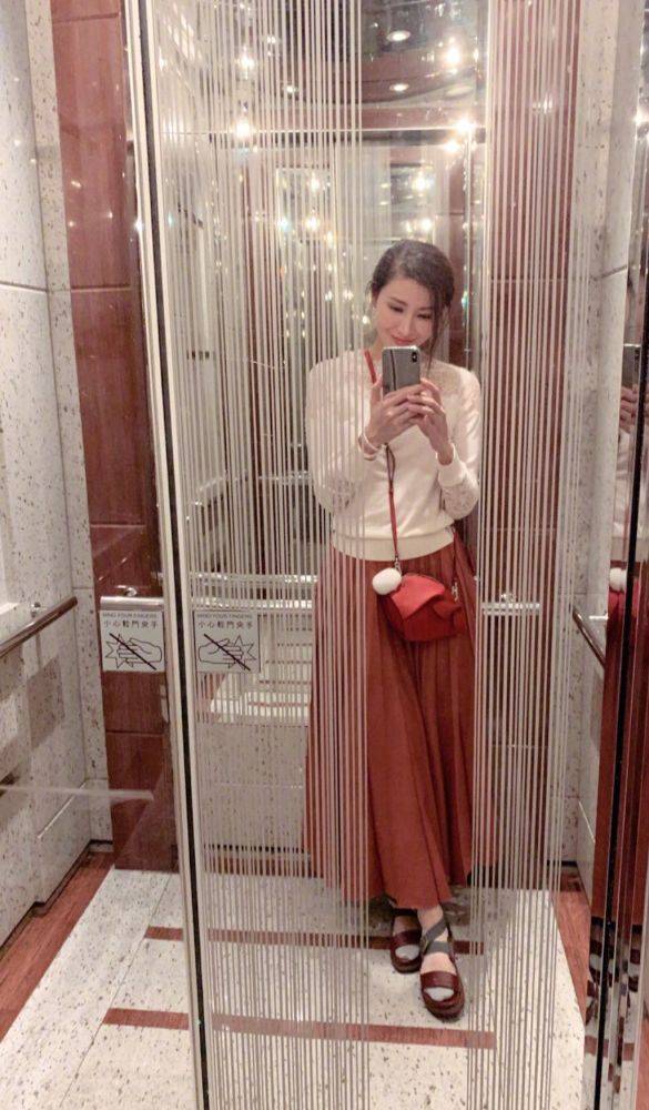 活动李嘉欣原来结婚后也可以这么漂亮，穿搭起来犹如少女一般！