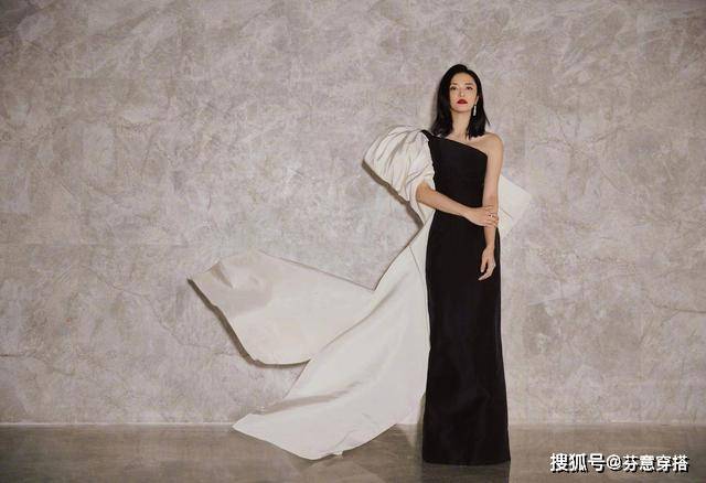 衣袖 姚晨的女人味真足,缎面上衣搭不规则半身裙,优雅身姿尽显东方美