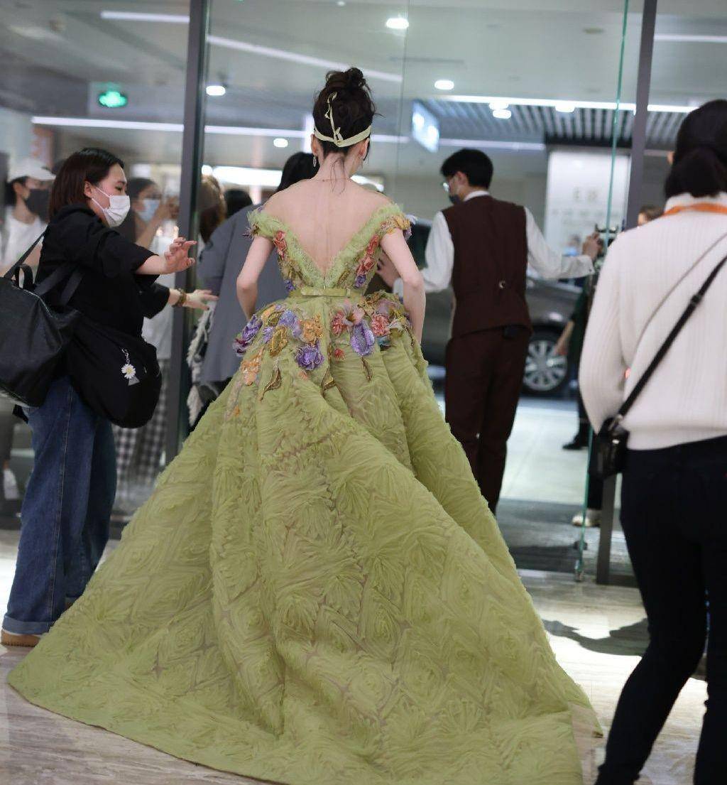 女神 33岁杨颖生图,没有后期修图后,这身材状态我没眼花吧?