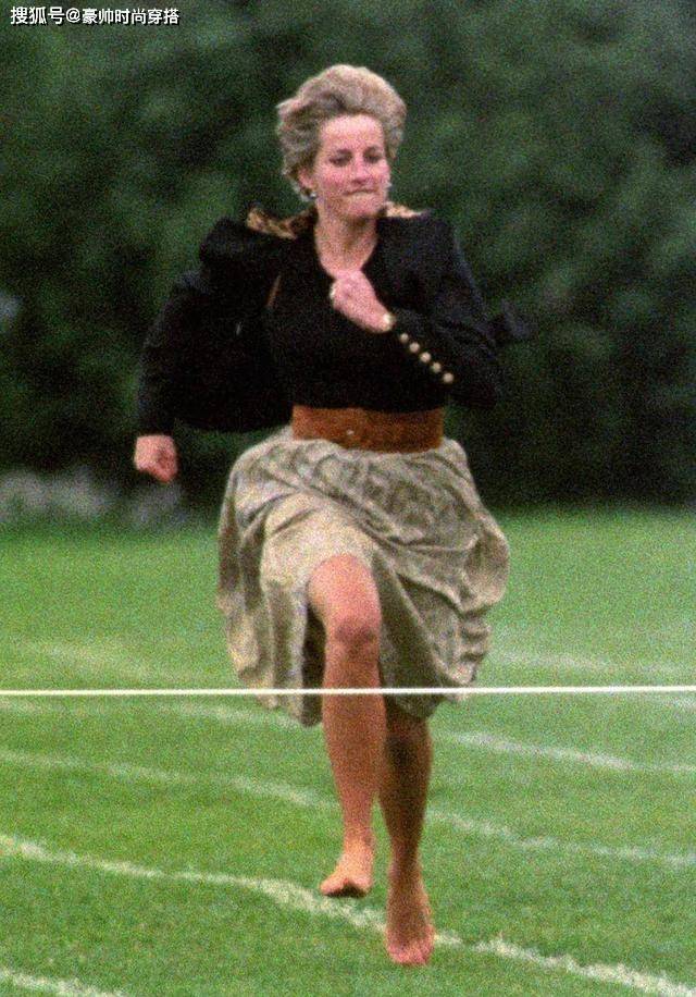 下装 时隔三十年,再看戴安娜王妃的40套经典造型,都少不了一条腰带