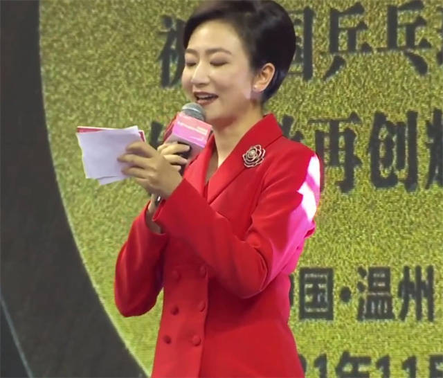 颁奖仪式|樊振东夺冠想让马龙站C位，秦志戬终于露出笑容，美女主持太抢眼